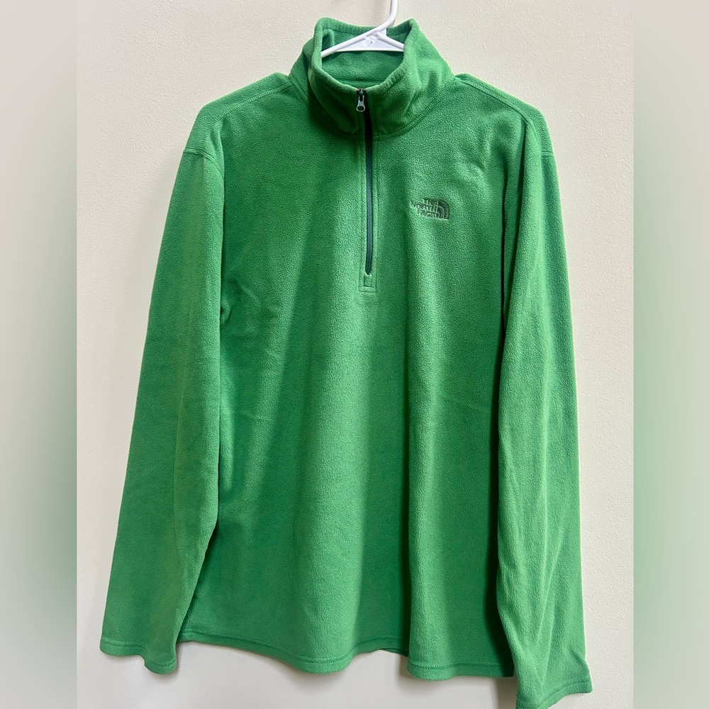 Men 1/4 Zipper North Face Fleece. Size M. Color Green